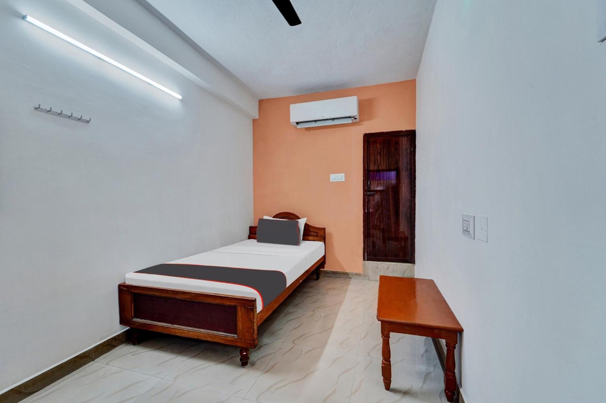 Oyo 81385 Jagadha Residency 4*